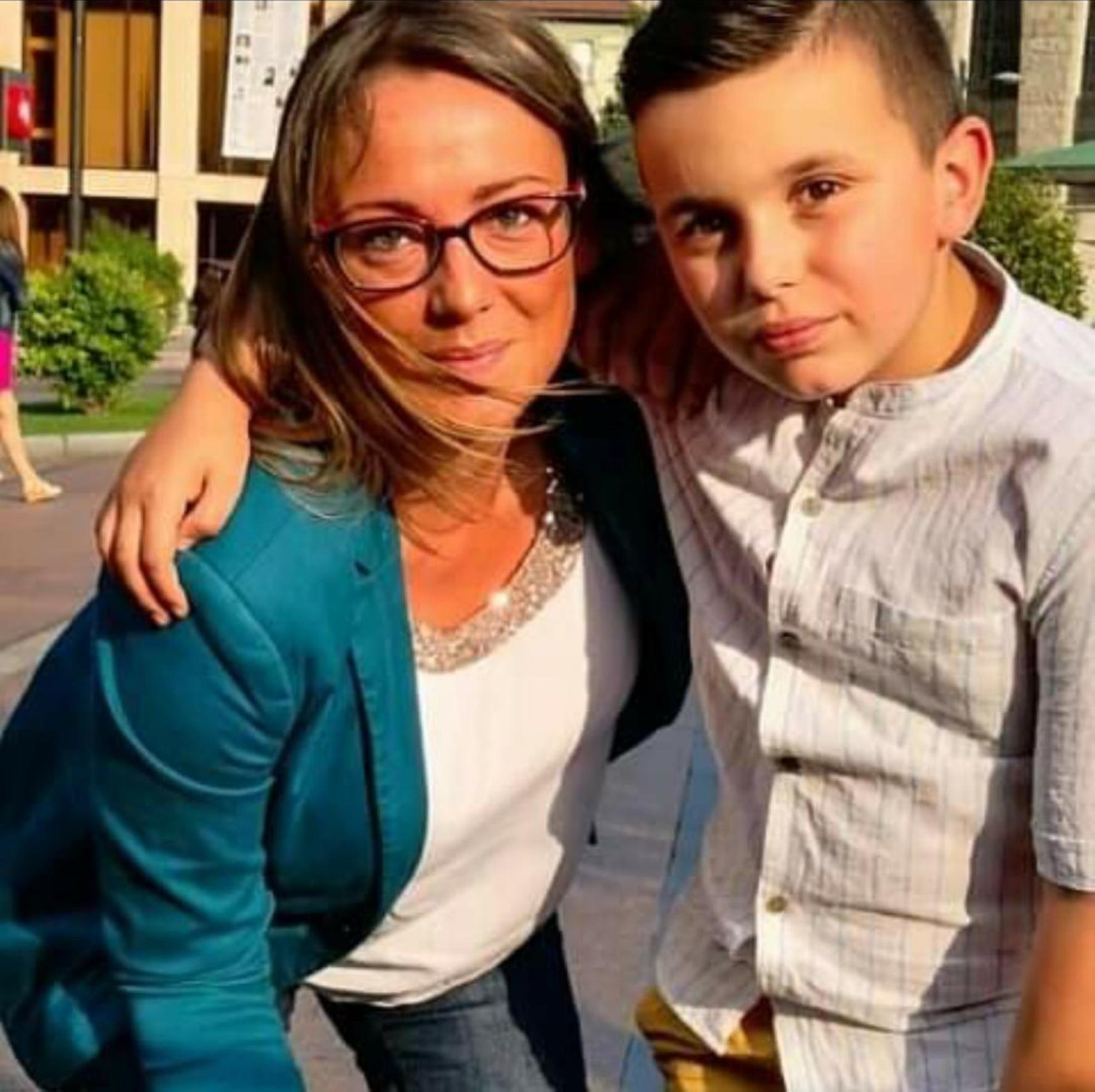 Foto cedida por Lucía Antolín, en la que aparece abrazada a su hijo Enol. 