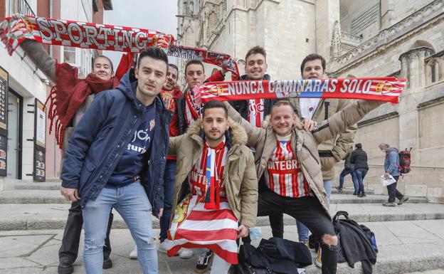 Aficionados del Sporting calientan motores en Burgos antes del partido.