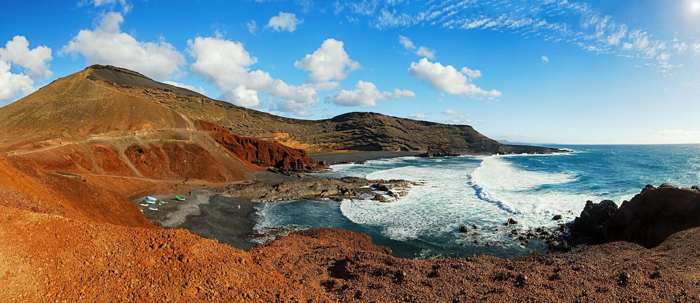 Dentro de los destinos turísticos más cotizados en España, los archipiélagos y las zonas costeras se llevan gran parte de las reservas de alquileres vacacionales este 2022, según indican desde Holidu. Estas son algunas opciones con playas y calas de agua cristalina y atardeceres de ensueño. Lanzarote