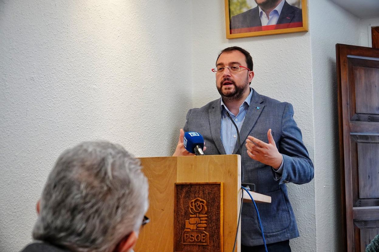 Adrián Barbón, durante su intervención en Llanes. 