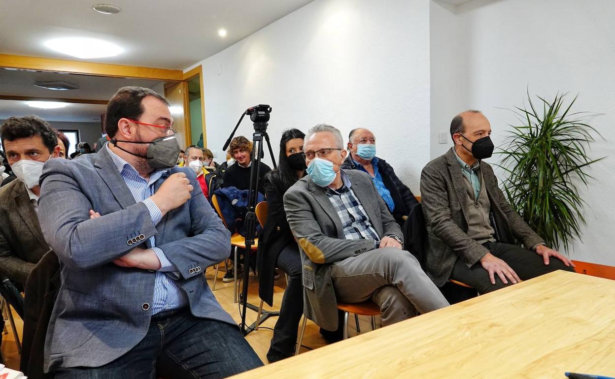 Barbón conversa con Antonio Trevín, ganador del congreso local de Llanes. 