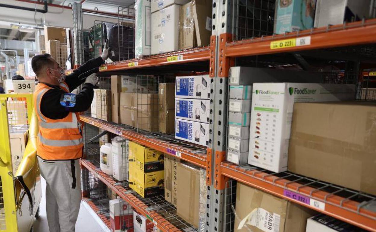 Trabajador de una empresa de paquetería. 