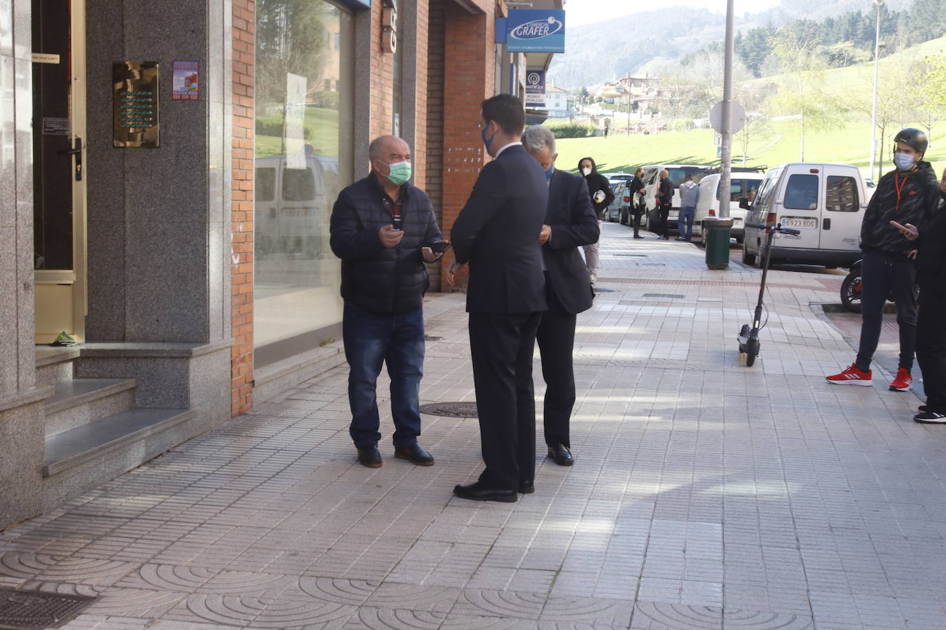 La menor ha sido encontrada con heridas de arma blanca. Un hombre, que se encontraba en la misma casa de la calle Vázquez de Mella, ha sido trasladado al HUCA.