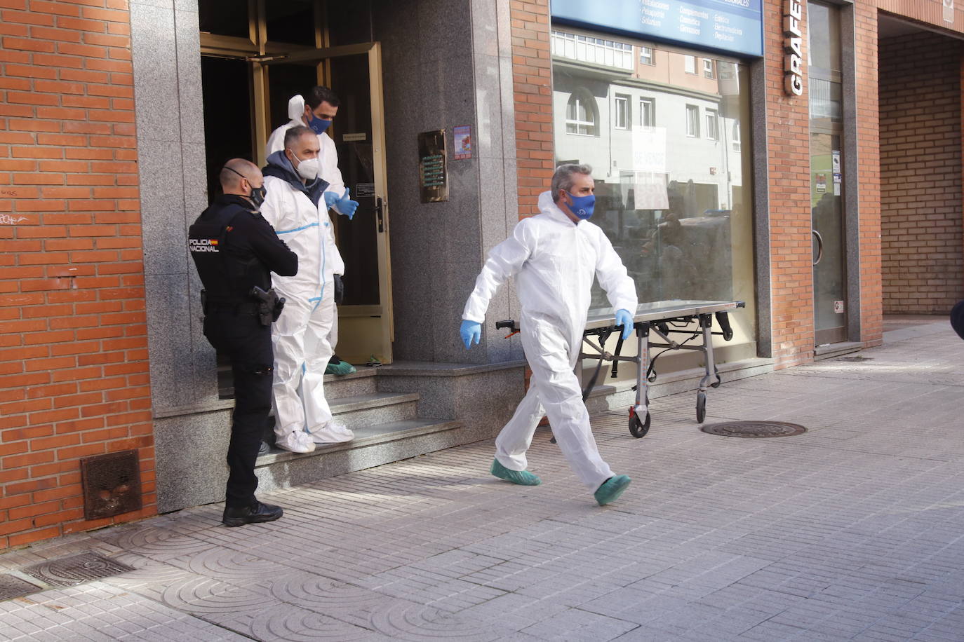 La menor ha sido encontrada con heridas de arma blanca. Un hombre, que se encontraba en la misma casa de la calle Vázquez de Mella, ha sido trasladado al HUCA.