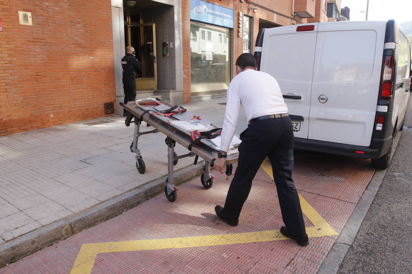 La menor ha sido encontrada con heridas de arma blanca. Un hombre, que se encontraba en la misma casa de la calle Vázquez de Mella, ha sido trasladado al HUCA.