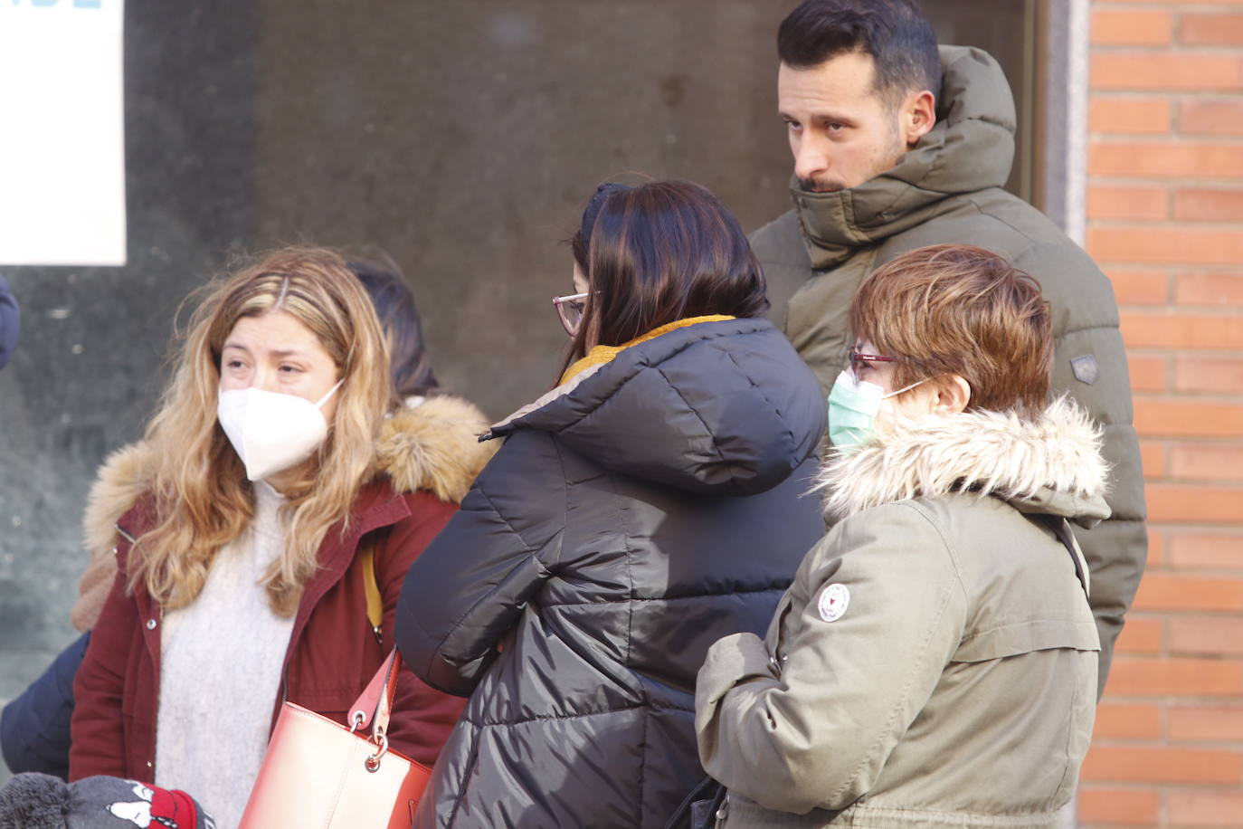 La menor ha sido encontrada con heridas de arma blanca. Un hombre, que se encontraba en la misma casa de la calle Vázquez de Mella, ha sido trasladado al HUCA.