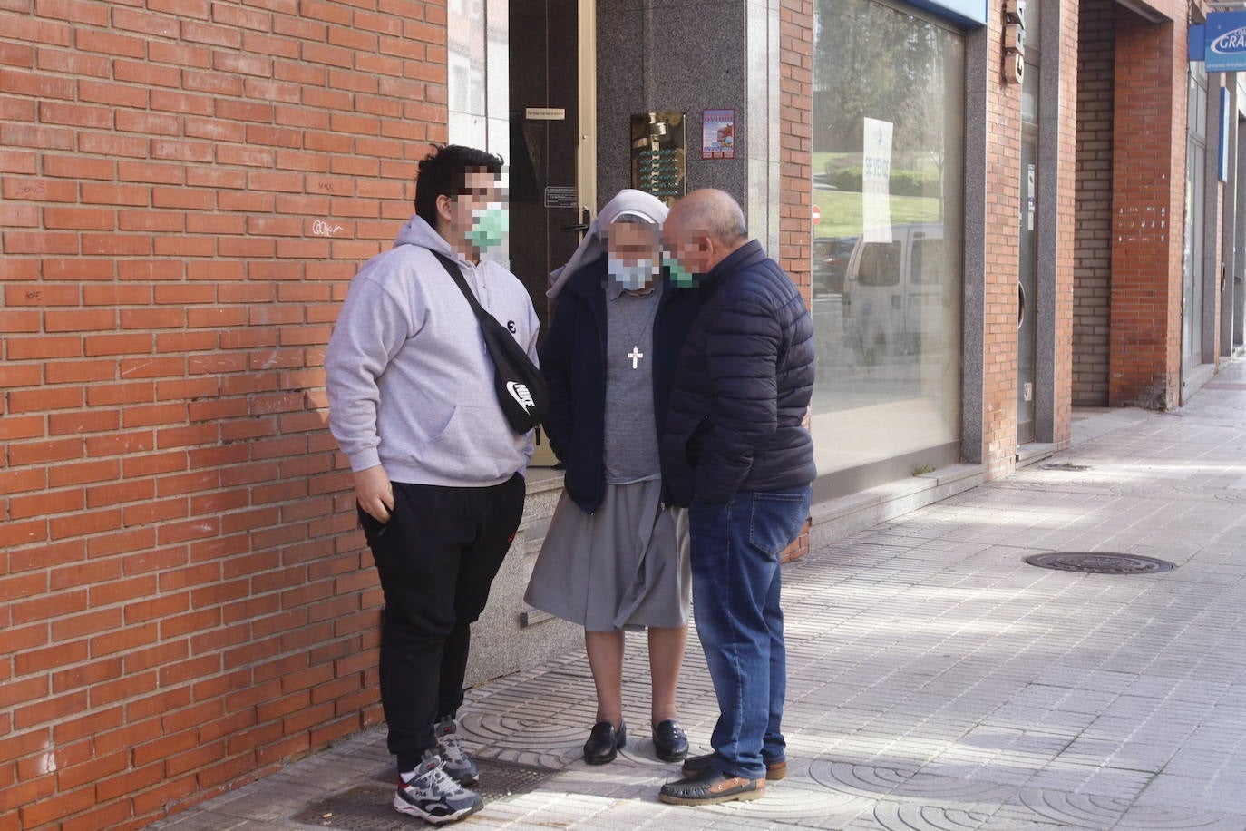 La menor ha sido encontrada con heridas de arma blanca. Un hombre, que se encontraba en la misma casa de la calle Vázquez de Mella, ha sido trasladado al HUCA.