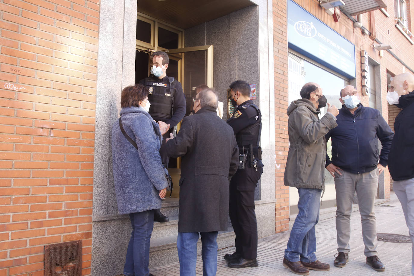 La menor ha sido encontrada con heridas de arma blanca. Un hombre, que se encontraba en la misma casa de la calle Vázquez de Mella, ha sido trasladado al HUCA