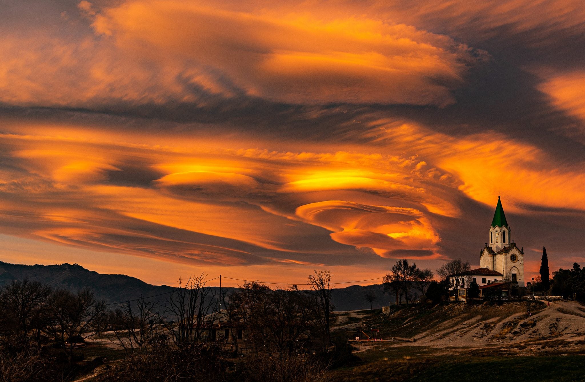 'Lenticulares al atardecer'. Imagen tomada en Manlleu,Osona, Barcelona.