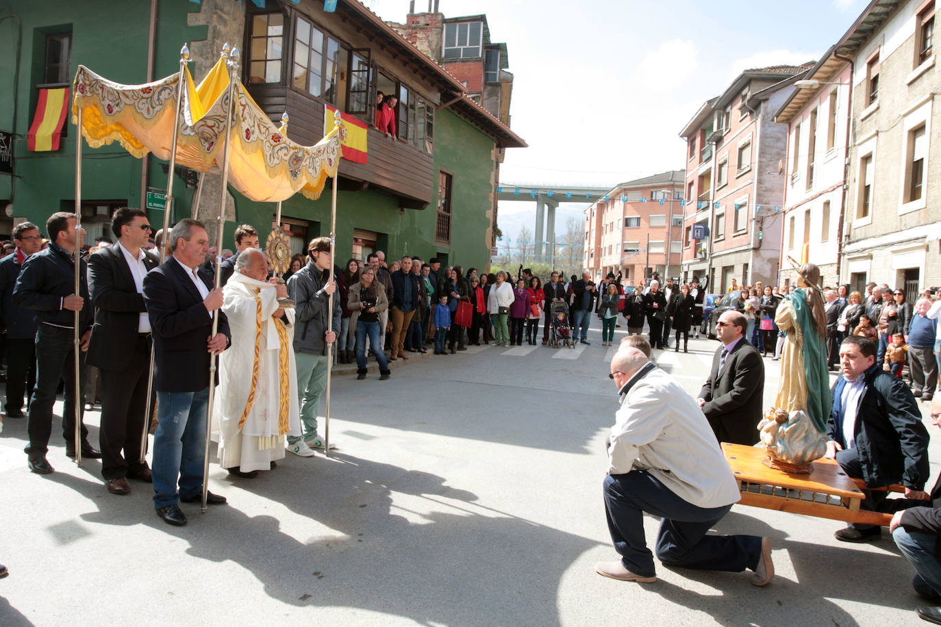 Después de dos años de restricciones por la pandemia, la región se prepara estos días para volver a vivir una Semana Santa en la calle, donde las procesiones volverán a ser las protagonistas. Recuperamos algunas de las imagenes más destacadas de procesiones de años anteriores. En la imagen, procesión en Campomanes. 