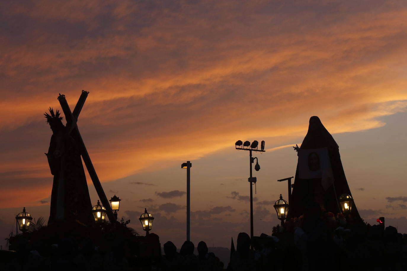 Después de dos años de restricciones por la pandemia, la región se prepara estos días para volver a vivir una Semana Santa en la calle, donde las procesiones volverán a ser las protagonistas. Recuperamos algunas de las imagenes más destacadas de procesiones de años anteriores. En la imagen, procesión del Miércoles Santo, en Gijón 