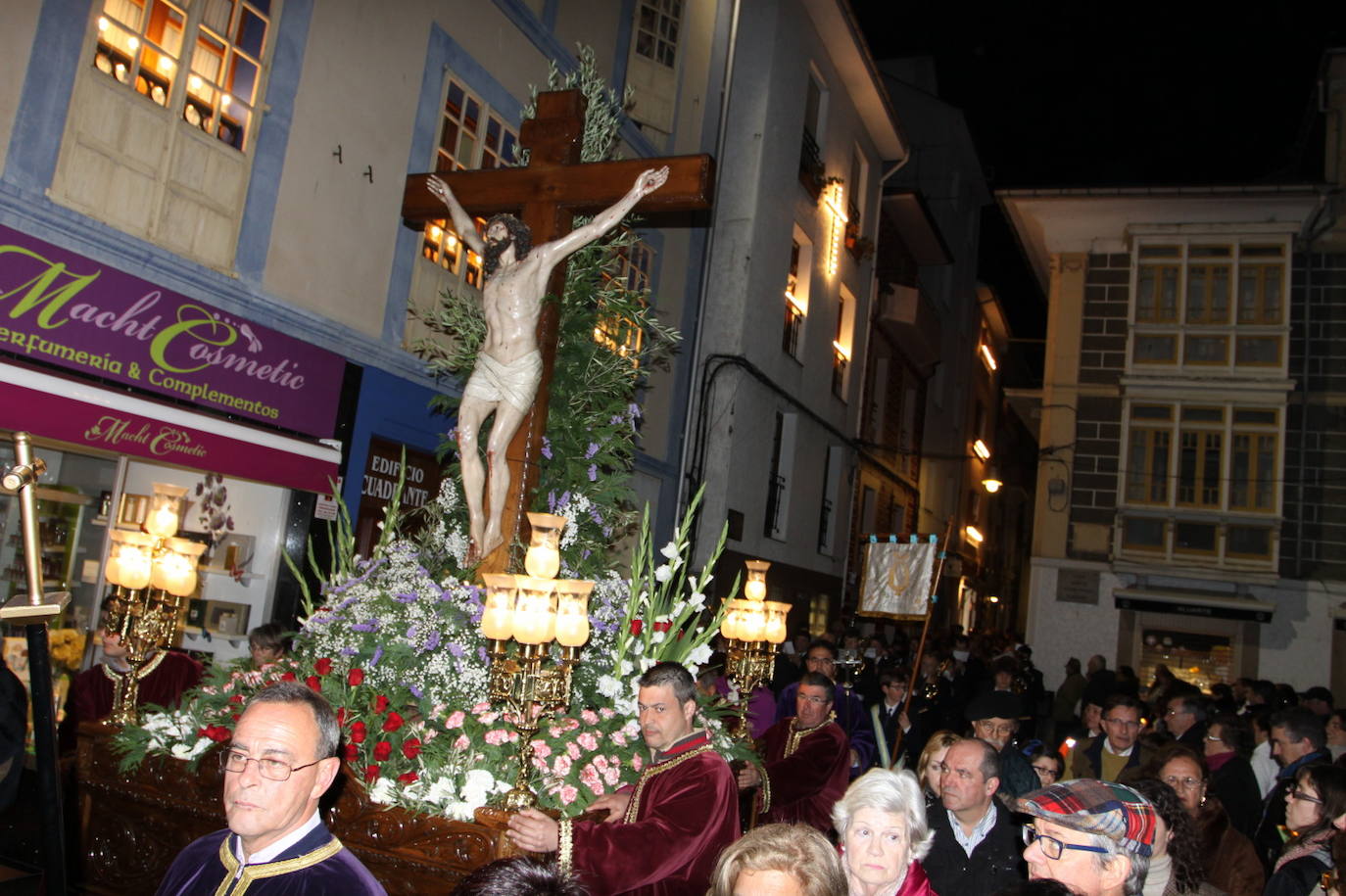 Después de dos años de restricciones por la pandemia, la región se prepara estos días para volver a vivir una Semana Santa en la calle, donde las procesiones volverán a ser las protagonistas. Recuperamos algunas de las imagenes más destacadas de procesiones de años anteriores. En la imagen, procesión en Luarca (Valdés)