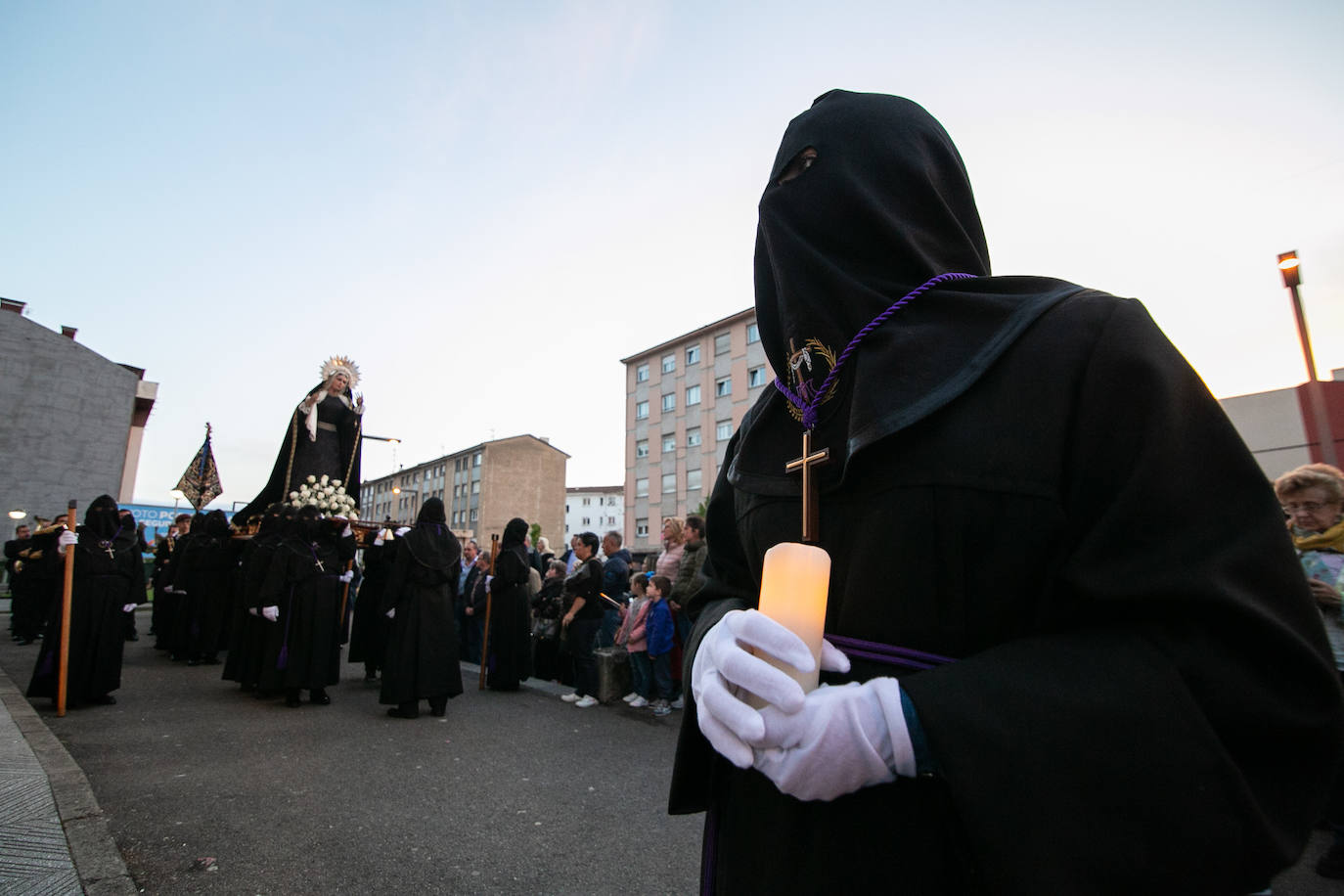 Después de dos años de restricciones por la pandemia, la región se prepara estos días para volver a vivir una Semana Santa en la calle, donde las procesiones volverán a ser las protagonistas. Recuperamos algunas de las imagenes más destacadas de procesiones de años anteriores. En la imagen, procesión en Lugones (Siero).