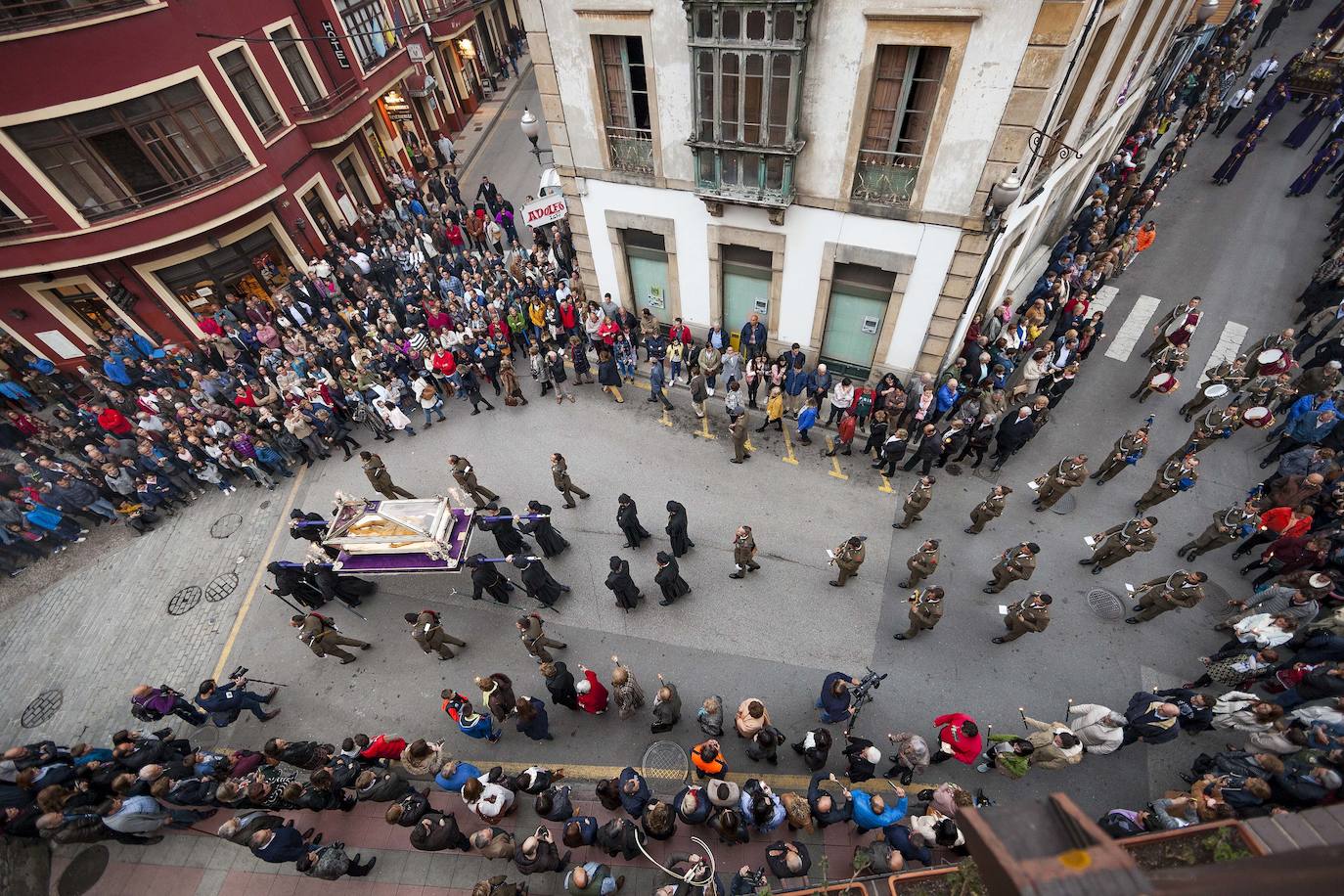 Después de dos años de restricciones por la pandemia, la región se prepara estos días para volver a vivir una Semana Santa en la calle, donde las procesiones volverán a ser las protagonistas. Recuperamos algunas de las imagenes más destacadas de procesiones de años anteriores. En la imagen, procesión por las calles de Villaviciosa.