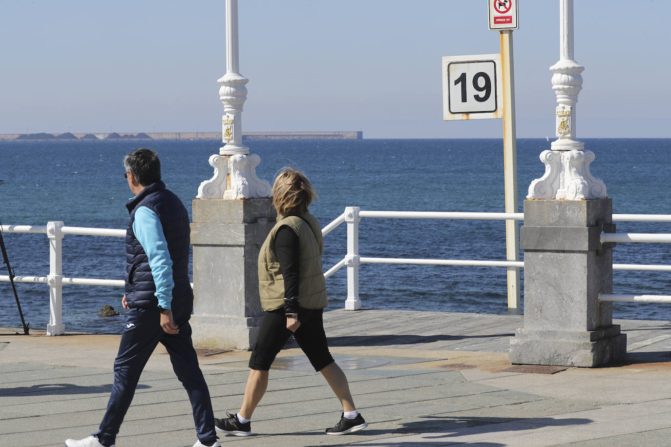 Los Bomberos de Gijón han procedido a rescatar a primera hora de esta tarde el cuerpo de una mujer de unos 60 años, según informa la Policía, cuyo cuerpo aparecía a la altura de la escalera 19 de la plaza de San Lorenzo, en Gijón.