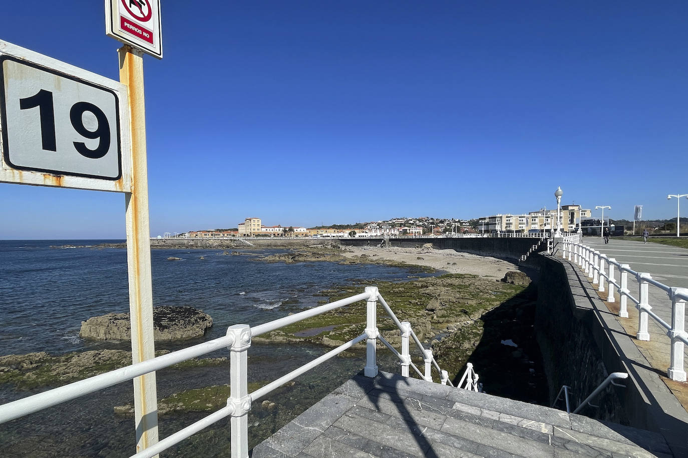 Los Bomberos de Gijón han procedido a rescatar a primera hora de esta tarde el cuerpo de una mujer de unos 60 años, según informa la Policía, cuyo cuerpo aparecía a la altura de la escalera 19 de la plaza de San Lorenzo, en Gijón.