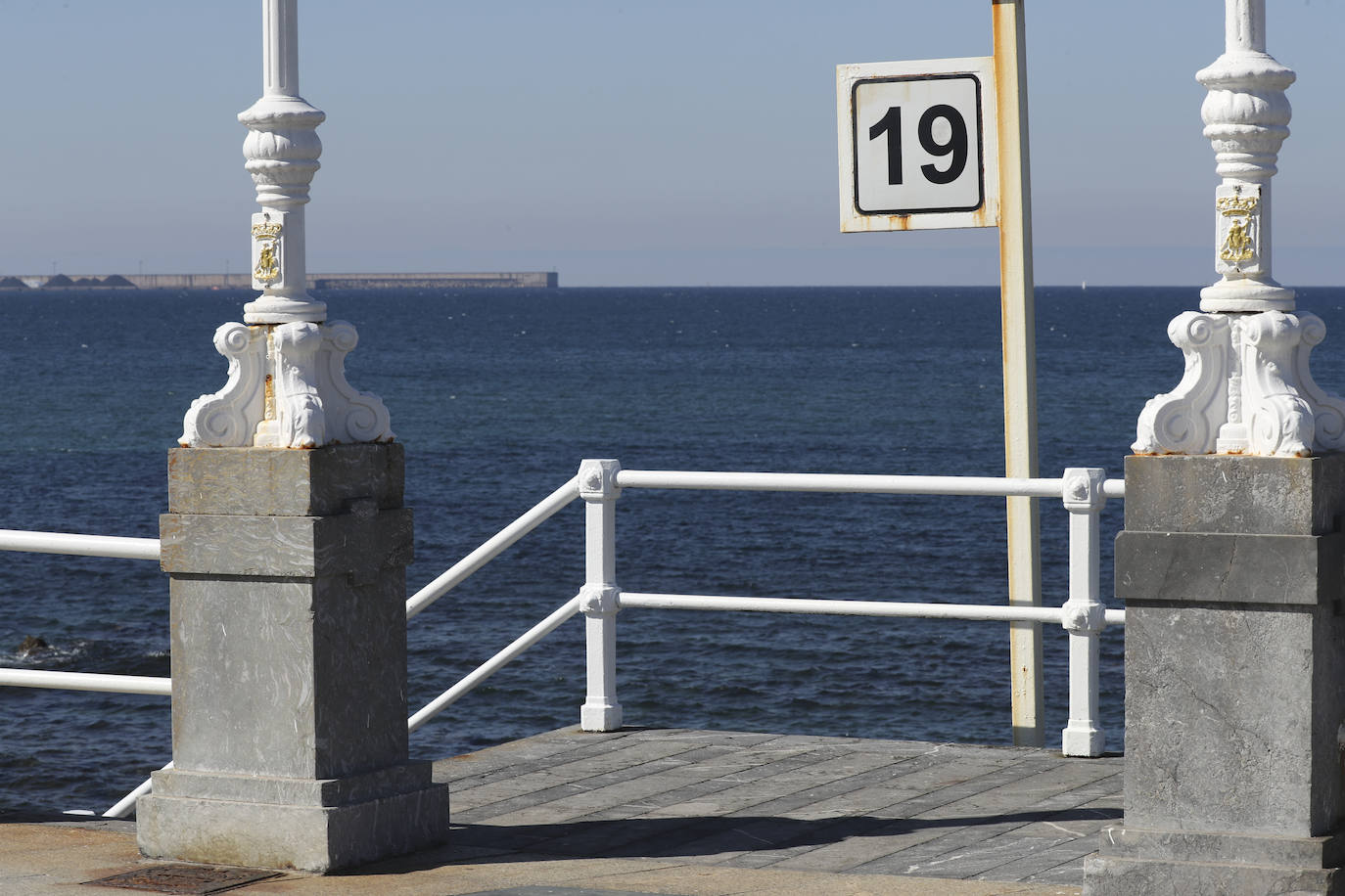 Los Bomberos de Gijón han procedido a rescatar a primera hora de esta tarde el cuerpo de una mujer de unos 60 años, según informa la Policía, cuyo cuerpo aparecía a la altura de la escalera 19 de la plaza de San Lorenzo, en Gijón.