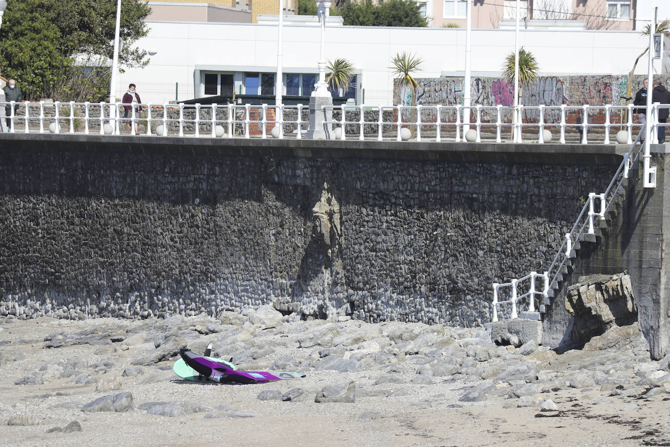 Los Bomberos de Gijón han procedido a rescatar a primera hora de esta tarde el cuerpo de una mujer de unos 60 años, según informa la Policía, cuyo cuerpo aparecía a la altura de la escalera 19 de la plaza de San Lorenzo, en Gijón.