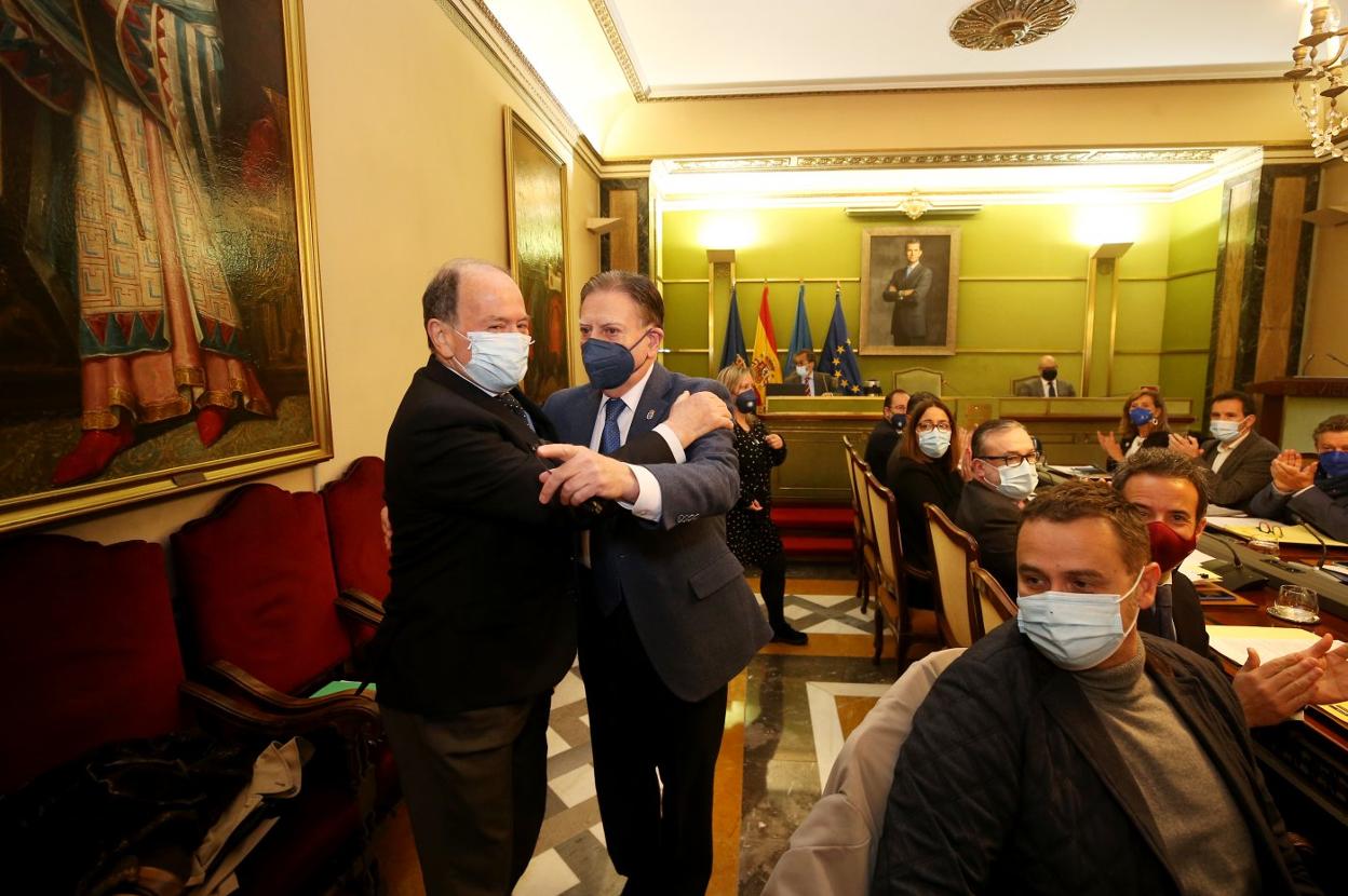 Juan Carlos Rodríguez-Ovejero abraza a Alfredo Canteli. 