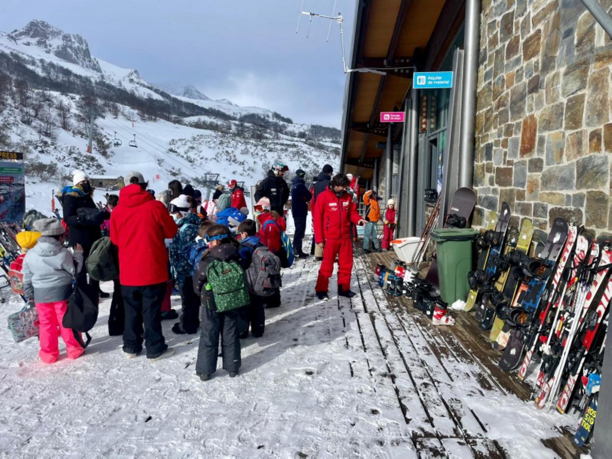 Escolares, en la estación invernal de Fuentes de Invierno. 