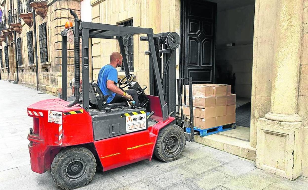 Treinta toneladas de publicaciones han salido de Oviedo con destino a un bajo propiedad del Principado