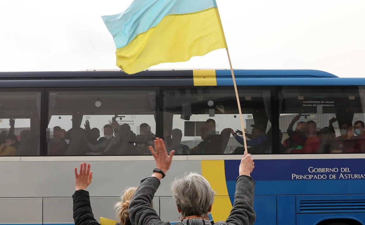 Llegada a Asturias de un autobús con refugiados ucranianos.