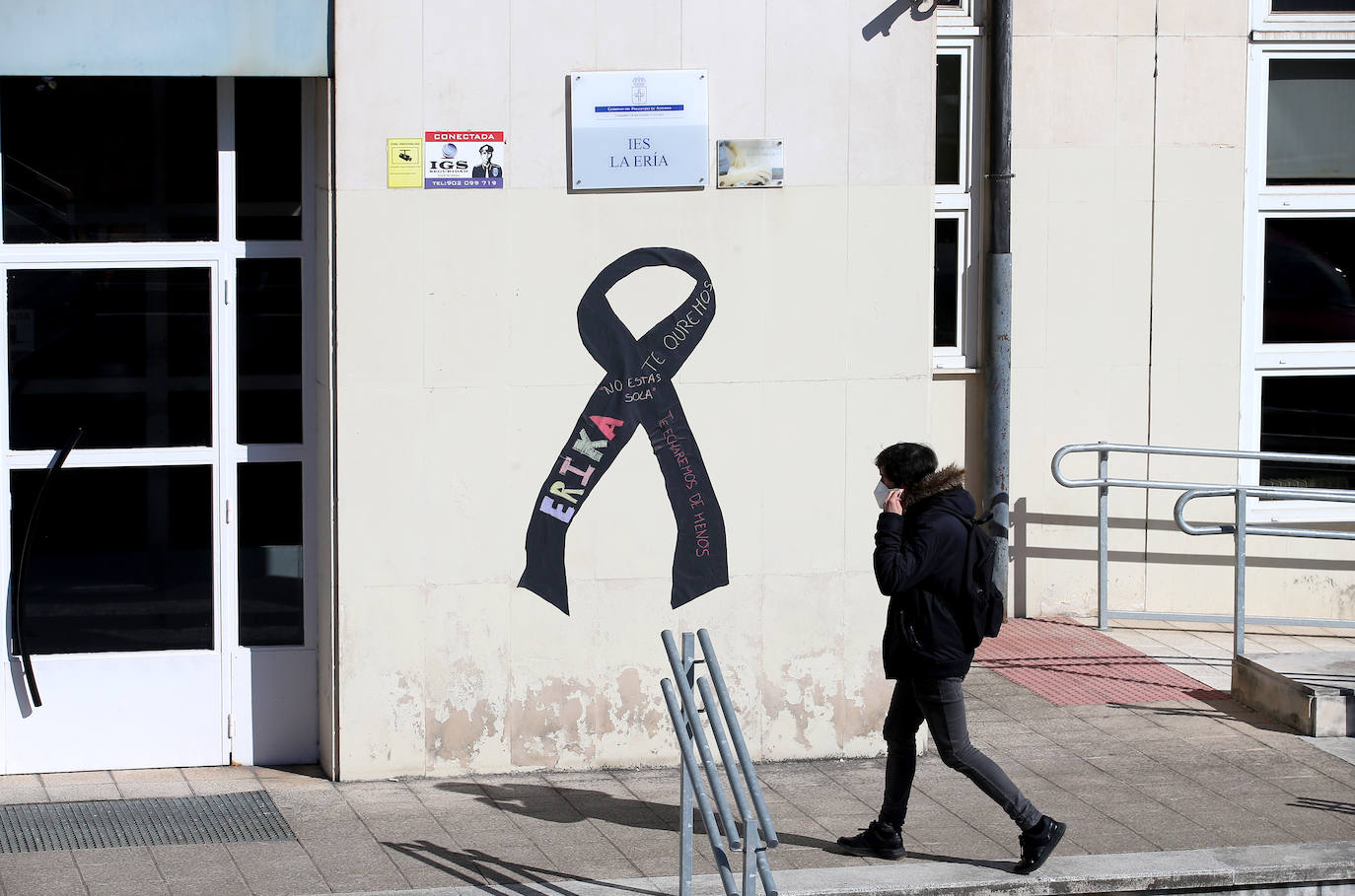 Profesorado y alumnos del instituto y colegio de La Ería guardan tres minutos de silencio por la niña asesinada en Vallobín.