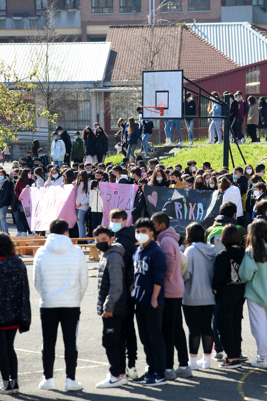 Profesorado y alumnos del instituto y colegio de La Ería guardan tres minutos de silencio por la niña asesinada en Vallobín.