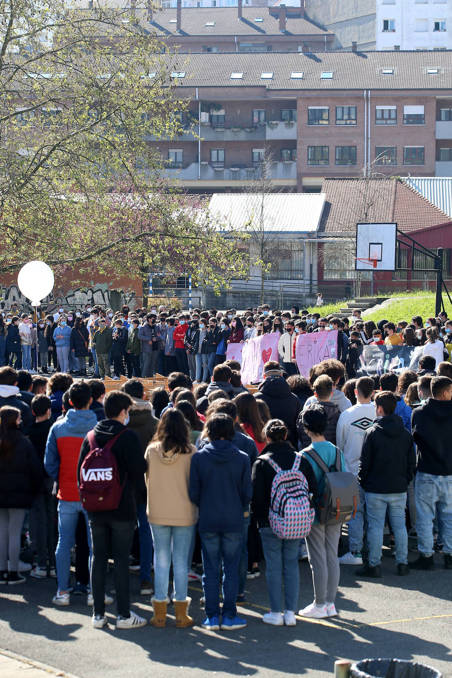 Profesorado y alumnos del instituto y colegio de La Ería guardan tres minutos de silencio por la niña asesinada en Vallobín.