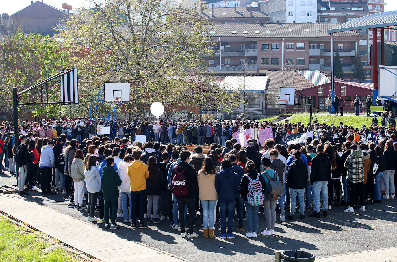 Profesorado y alumnos del instituto y colegio de La Ería guardan tres minutos de silencio por la niña asesinada en Vallobín.