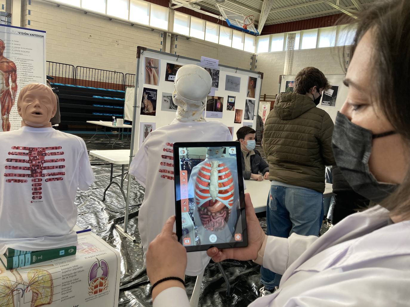 Los Objetivos de Desarrollo Sostenible (ODS) son los protagonistas de la octava edición de la Feria de la Ciencia del IES Galileo Galilei de Navia. Alumnos de Secundaria, Bachillerato y Formación Profesional compartieron sus proyectos de aerodinámica, radio, realidad aumentado en cuidados de enfermería, estudios estadísticos sobre los niveles de CO2, maquetas de volcanes como el de la Palma o iniciativas de mantenimiento electromecánico.