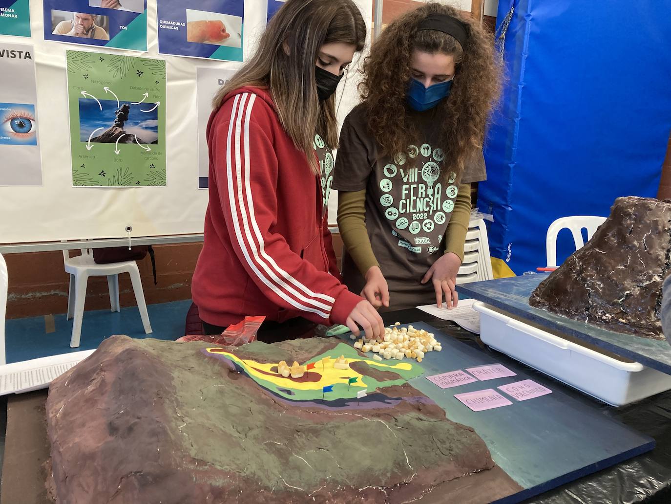 Los Objetivos de Desarrollo Sostenible (ODS) son los protagonistas de la octava edición de la Feria de la Ciencia del IES Galileo Galilei de Navia. Alumnos de Secundaria, Bachillerato y Formación Profesional compartieron sus proyectos de aerodinámica, radio, realidad aumentado en cuidados de enfermería, estudios estadísticos sobre los niveles de CO2, maquetas de volcanes como el de la Palma o iniciativas de mantenimiento electromecánico.