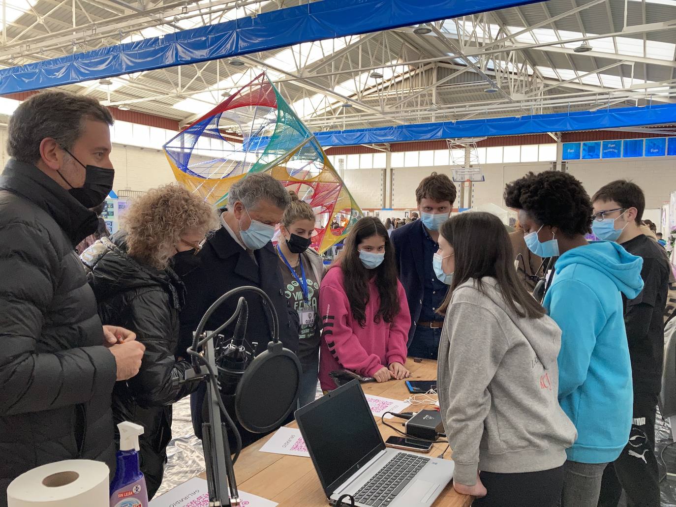 Los Objetivos de Desarrollo Sostenible (ODS) son los protagonistas de la octava edición de la Feria de la Ciencia del IES Galileo Galilei de Navia. Alumnos de Secundaria, Bachillerato y Formación Profesional compartieron sus proyectos de aerodinámica, radio, realidad aumentado en cuidados de enfermería, estudios estadísticos sobre los niveles de CO2, maquetas de volcanes como el de la Palma o iniciativas de mantenimiento electromecánico.