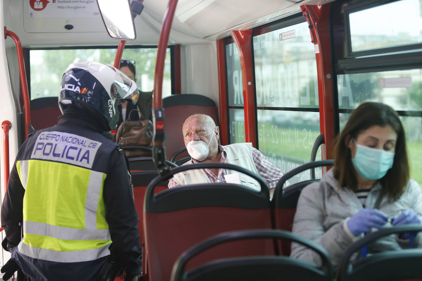 El Gobierno decretó la obligatoriedad de la mascarilla el 19 de ma yo de 2020 cuando no se pudiera guardar la distancia de seguridad. El 20 de abril de 2022 dejará de ser obligatoria en interiores menos en hospitales, residencias y transporte público. Han pasado 23 meses y los asturianos ya se han acostumbrado al uso de esta protección impuesta por la pandemia.