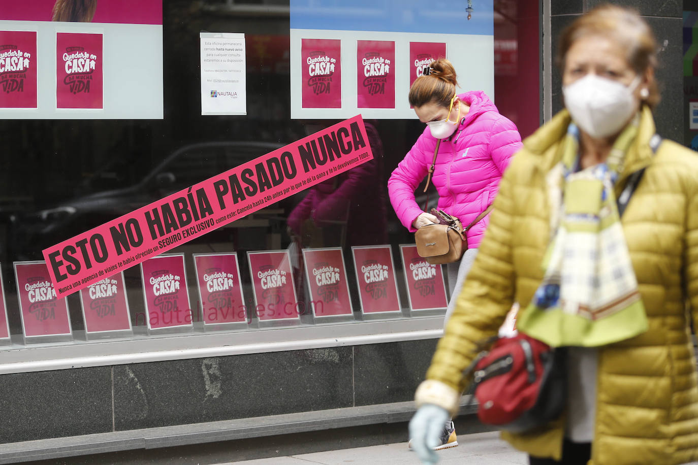 El Gobierno decretó la obligatoriedad de la mascarilla el 19 de ma yo de 2020 cuando no se pudiera guardar la distancia de seguridad. El 20 de abril de 2022 dejará de ser obligatoria en interiores menos en hospitales, residencias y transporte público. Han pasado 23 meses y los asturianos ya se han acostumbrado al uso de esta protección impuesta por la pandemia.