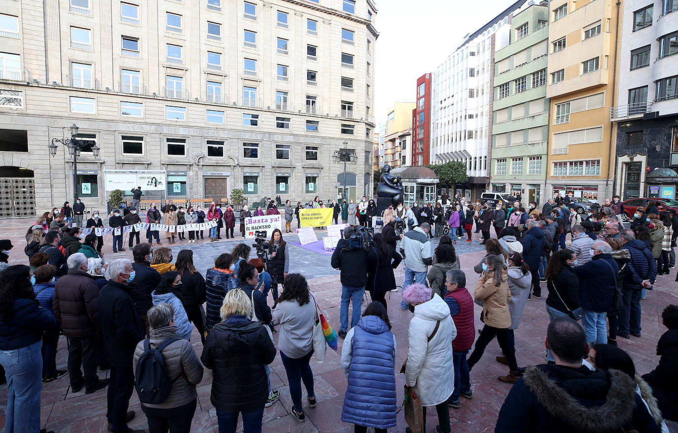 El Ayuntamiento de Oviedo rindió un minuto de silencio por el asesinato a puñaladas de una niña de 14 años en el barrio de Vallobín por un joven que se encuentra ingresado en el Hospital Universitario Central de Asturias (HUCA). Junto a Losa se concentraron también el alcalde de Oviedo, Alfredo Canteli; el presidente del Principado, Adrián Barbón y una nutrida representación de la Corporación municipal y el arco parlamentario asturiano. Junto a ellos un gran número de personas que no quisieron perderse el homenaje a la joven asesinada. También la plaza de la Escandalera fue testigo de otra concentración de repulsa por el asesinato.