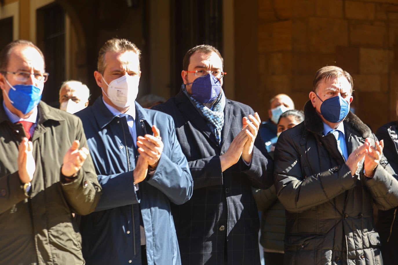 El Ayuntamiento de Oviedo rindió un minuto de silencio por el asesinato a puñaladas de una niña de 14 años en el barrio de Vallobín por un joven que se encuentra ingresado en el Hospital Universitario Central de Asturias (HUCA). Junto a Losa se concentraron también el alcalde de Oviedo, Alfredo Canteli; el presidente del Principado, Adrián Barbón y una nutrida representación de la Corporación municipal y el arco parlamentario asturiano. Junto a ellos un gran número de personas que no quisieron perderse el homenaje a la joven asesinada.