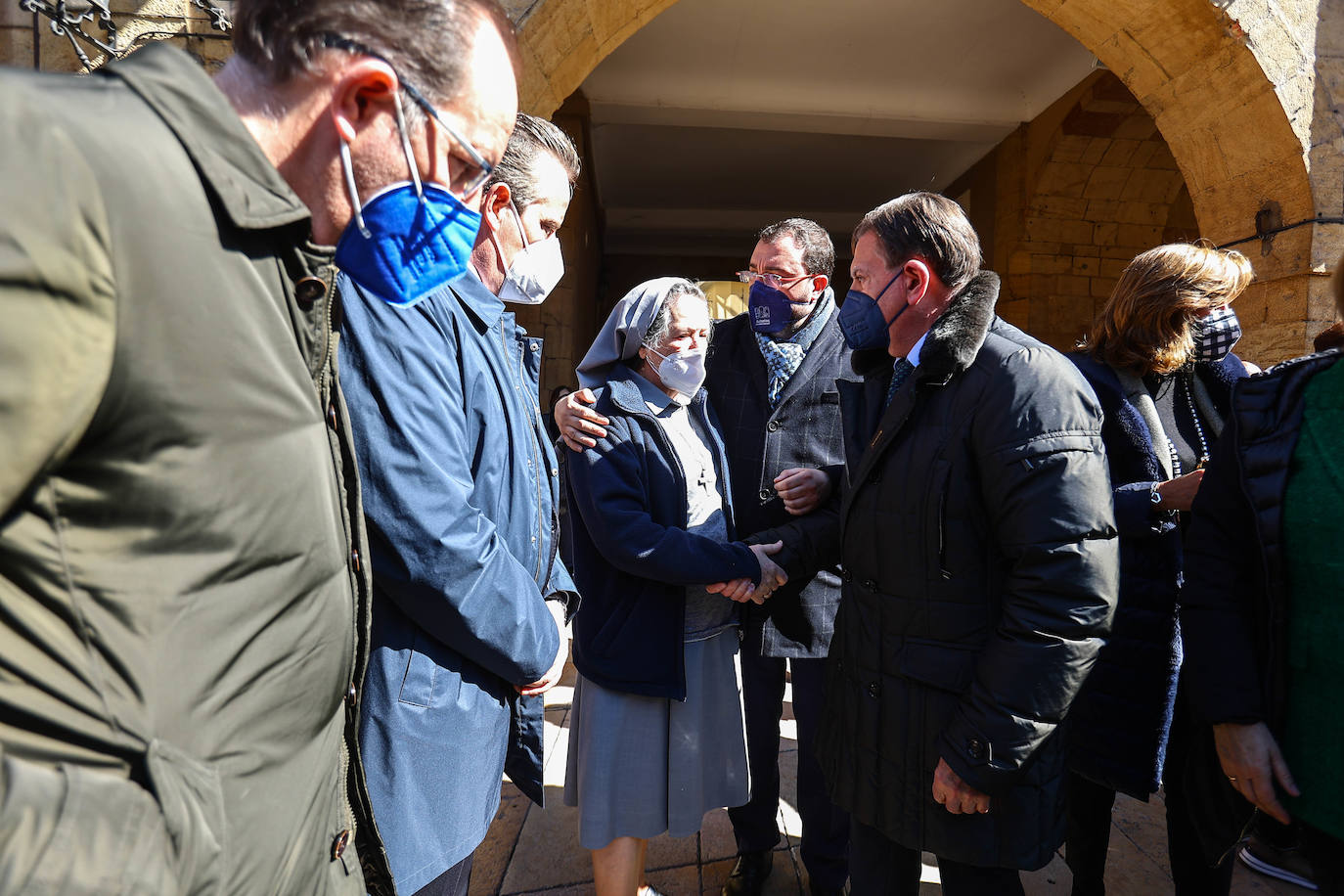 El Ayuntamiento de Oviedo rindió un minuto de silencio por el asesinato a puñaladas de una niña de 14 años en el barrio de Vallobín por un joven que se encuentra ingresado en el Hospital Universitario Central de Asturias (HUCA). Junto a Losa se concentraron también el alcalde de Oviedo, Alfredo Canteli; el presidente del Principado, Adrián Barbón y una nutrida representación de la Corporación municipal y el arco parlamentario asturiano. Junto a ellos un gran número de personas que no quisieron perderse el homenaje a la joven asesinada.