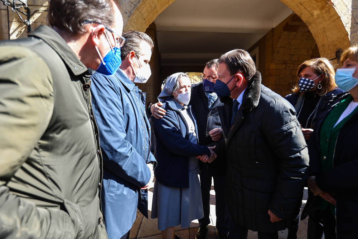 El Ayuntamiento de Oviedo rindió un minuto de silencio por el asesinato a puñaladas de una niña de 14 años en el barrio de Vallobín por un joven que se encuentra ingresado en el Hospital Universitario Central de Asturias (HUCA). Junto a Losa se concentraron también el alcalde de Oviedo, Alfredo Canteli; el presidente del Principado, Adrián Barbón y una nutrida representación de la Corporación municipal y el arco parlamentario asturiano. Junto a ellos un gran número de personas que no quisieron perderse el homenaje a la joven asesinada.