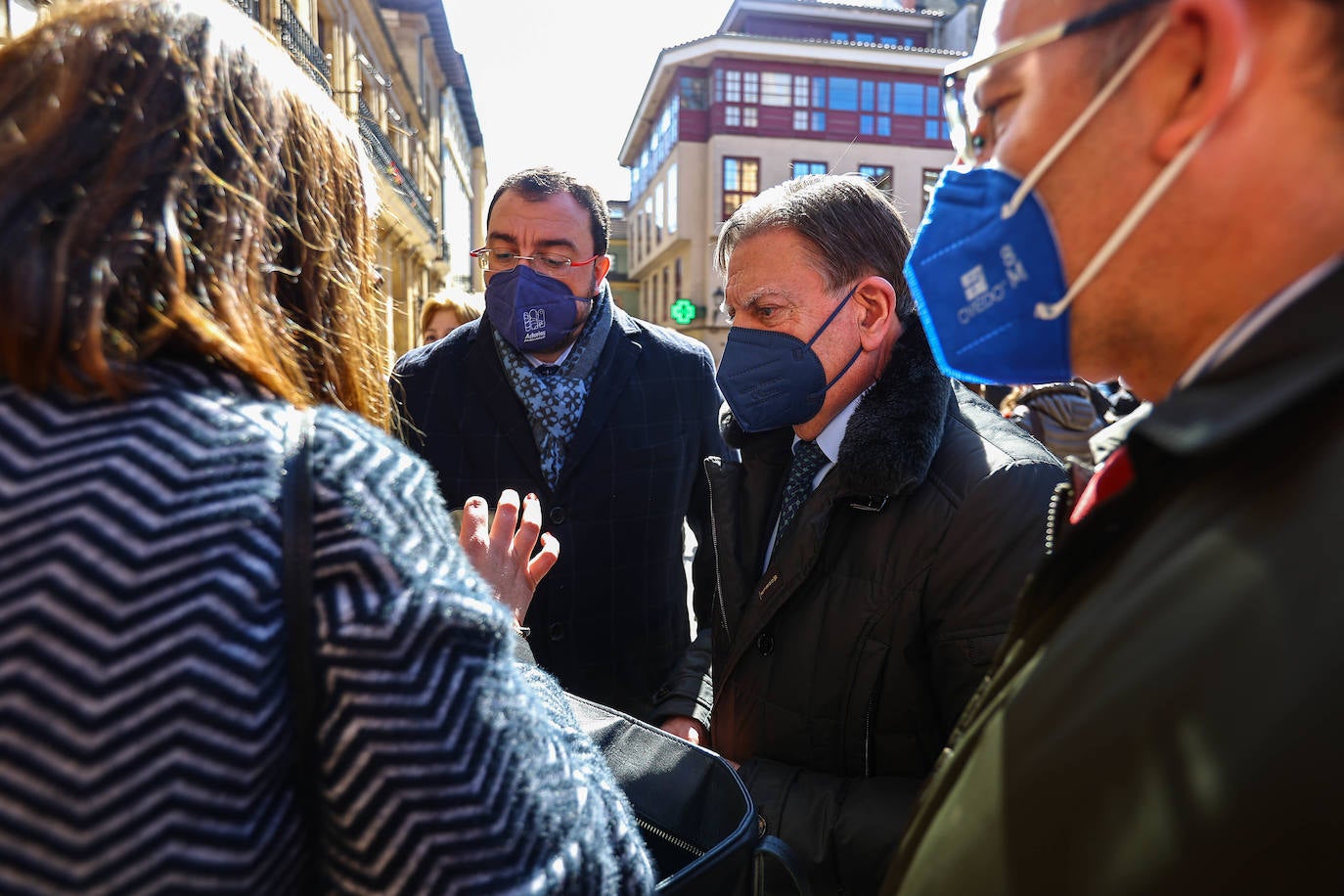 El Ayuntamiento de Oviedo rindió un minuto de silencio por el asesinato a puñaladas de una niña de 14 años en el barrio de Vallobín por un joven que se encuentra ingresado en el Hospital Universitario Central de Asturias (HUCA). Junto a Losa se concentraron también el alcalde de Oviedo, Alfredo Canteli; el presidente del Principado, Adrián Barbón y una nutrida representación de la Corporación municipal y el arco parlamentario asturiano. Junto a ellos un gran número de personas que no quisieron perderse el homenaje a la joven asesinada.