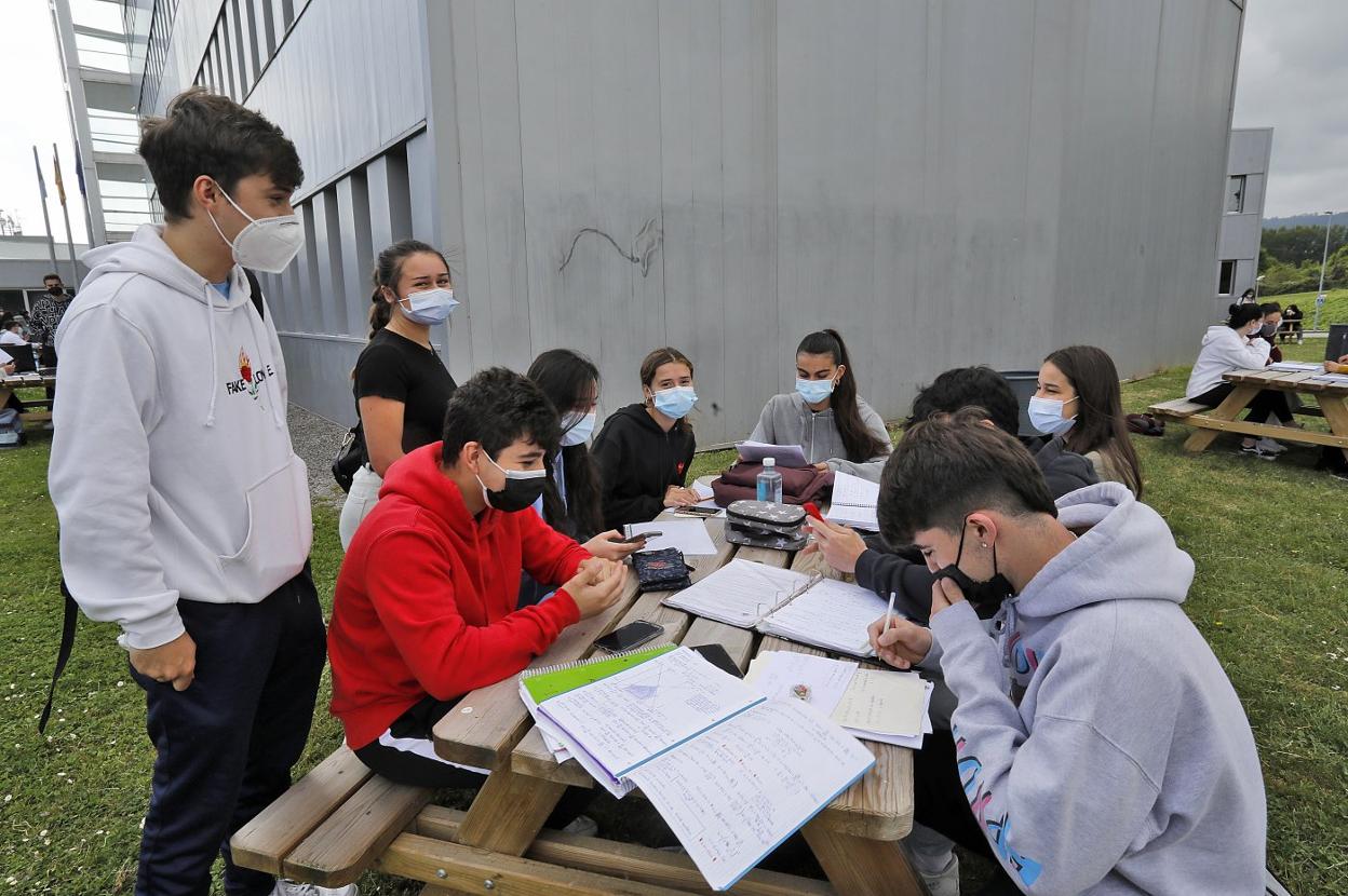 Alumnos dan el último repaso antes de un examen de la EBAU del pasado año. 