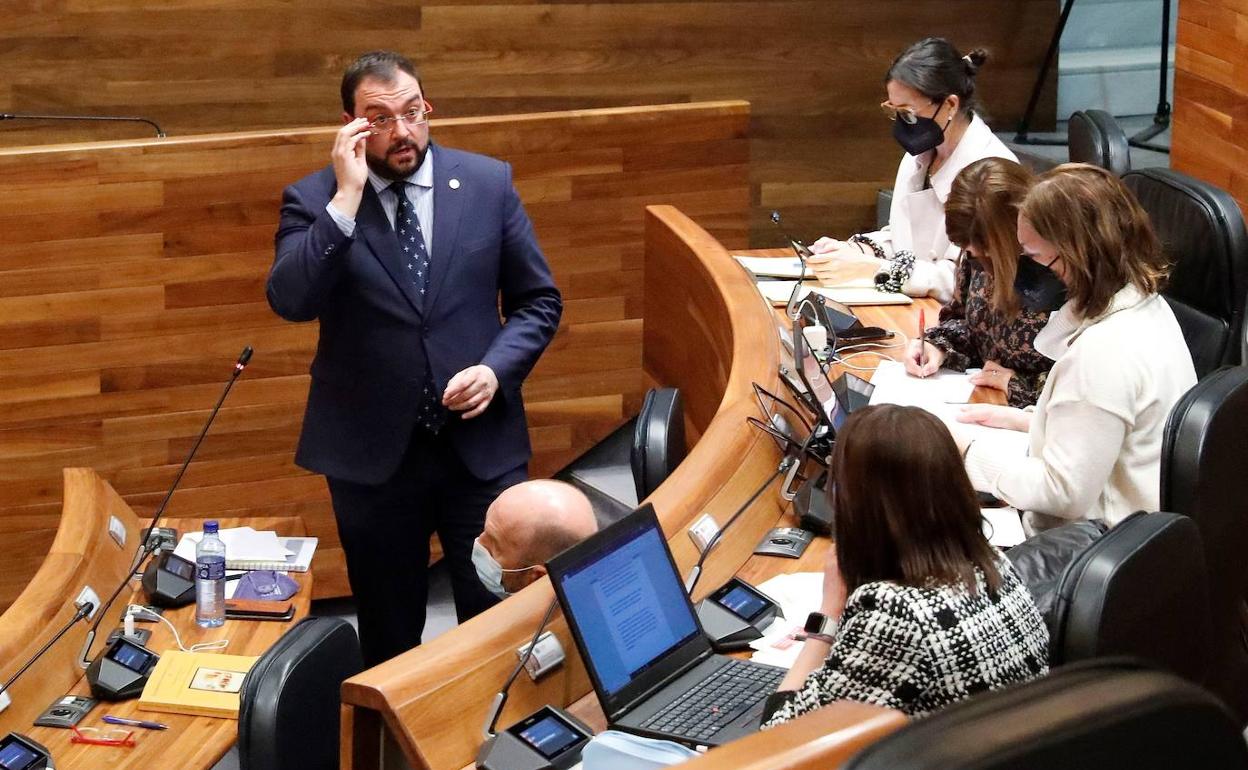 Adrián Barbón, en el pleno de la Junta General del Principado.