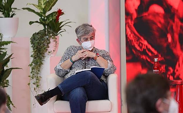 Foto: Ana González, durante su intervención en marzo. Vídeo: declaraciones de la alcaldesa de Gijón tras la polémica generada.