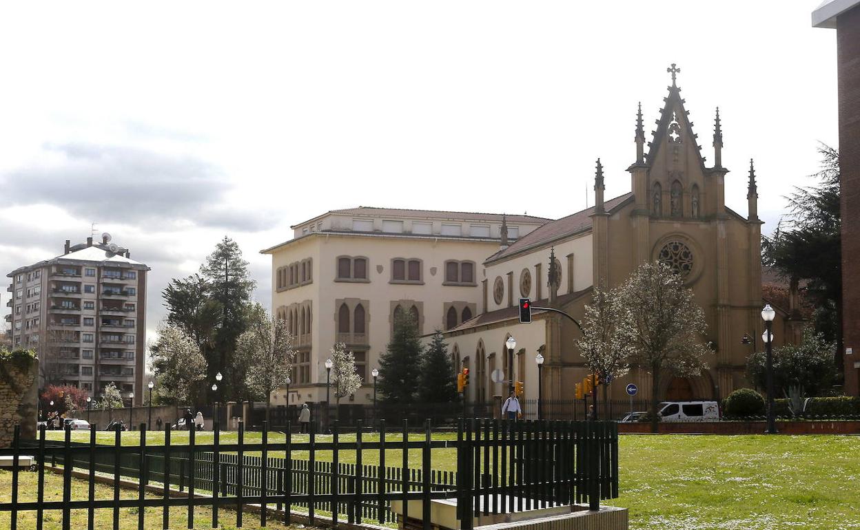 El colegio y la capilla de La Asunción, en El Bibio 