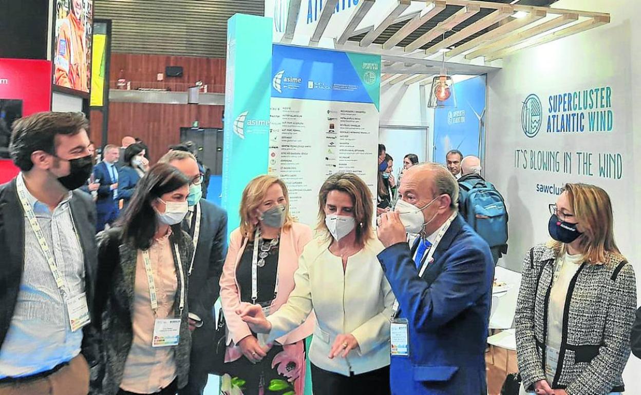 Belarmina Díaz y la ministra Teresa Ribera, con el consejero de Industria e Innovación de la Xunta de Galicia, Javier López Marcano y otros responsables del superclúster. 