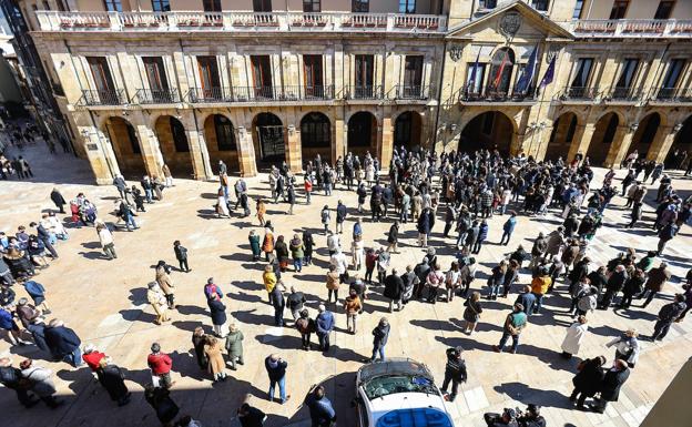 Galería. Oviedo guarda un minuto de silencio por la niña asesinada en Vallobín.