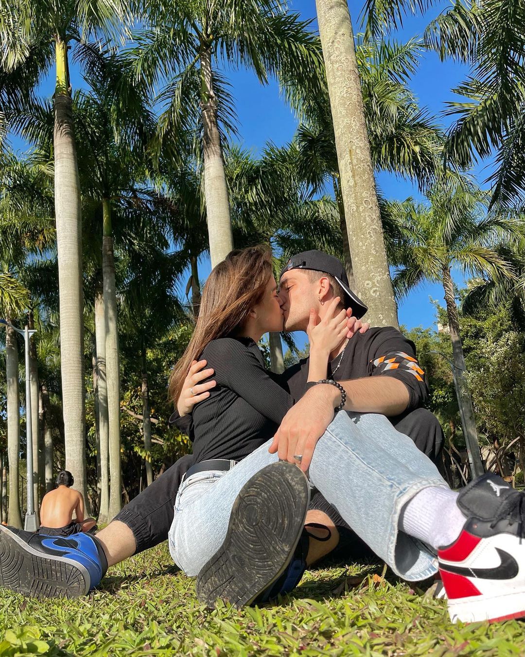 Sus primeras publicaciones junto a Ignacio de Borbón se remontan a nueve meses atrás. 