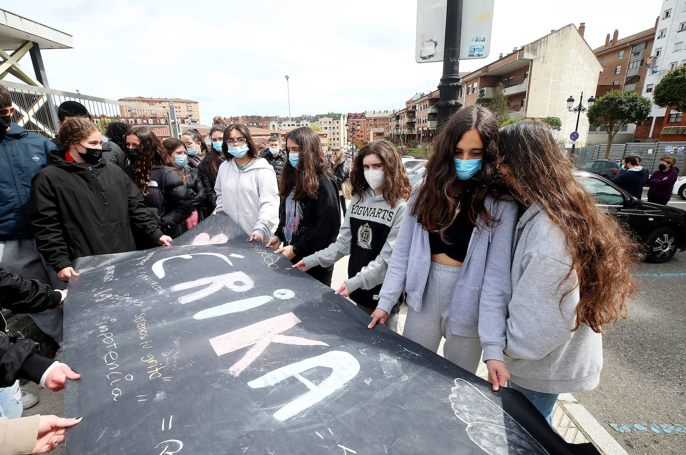 Compañeros, profesores, amigos y vecinos han rodedado hoy el IES La Ería en recuerdo de Erika Yunga, la adolescente de 14 años brutalmente asesinada en Oviedo. 