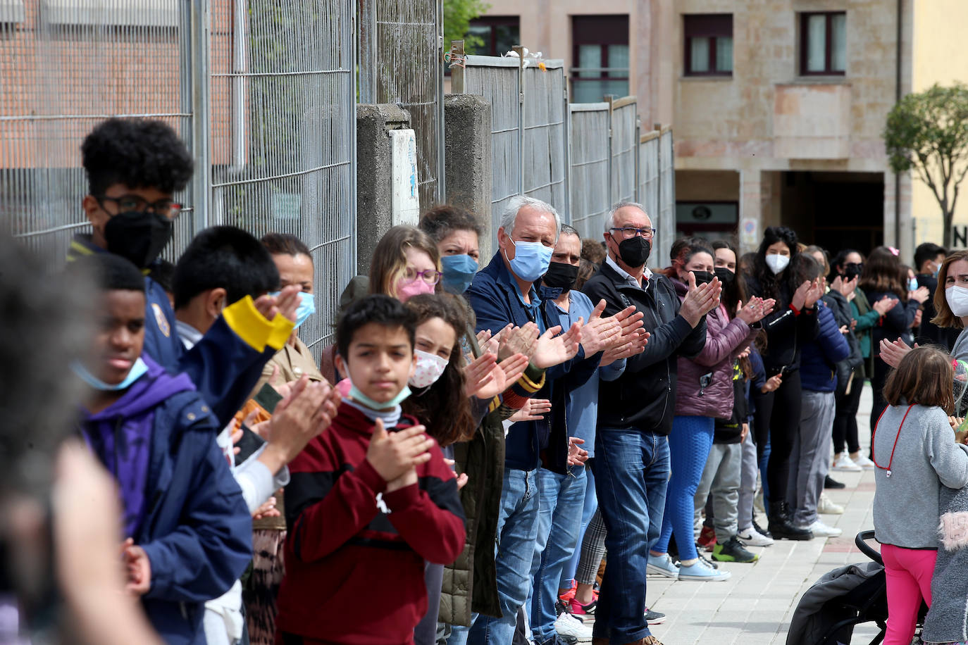 Compañeros, profesores, amigos y vecinos han rodedado hoy el IES La Ería en recuerdo de Erika Yunga, la adolescente de 14 años brutalmente asesinada en Oviedo. 