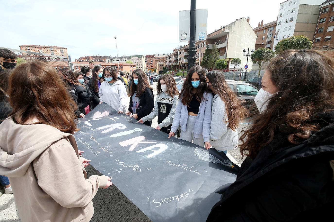 Compañeros, profesores, amigos y vecinos han rodedado hoy el IES La Ería en recuerdo de Erika Yunga, la adolescente de 14 años brutalmente asesinada en Oviedo. 